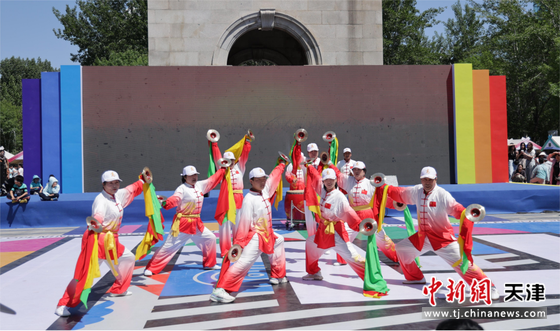 图为全国非遗汉沽飞镲表演团正在表演。(主办方供图) 图为全国非遗汉沽飞镲表演团正在表演。(主办方供图)