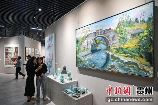 图为“笔墨绥阳”展区吸引参观者。 瞿宏伦 摄