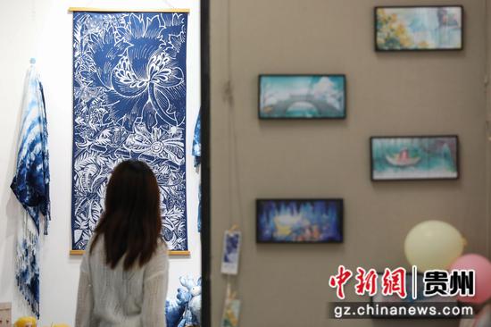 图为“创意绥阳”展区吸引参观者。 瞿宏伦 摄