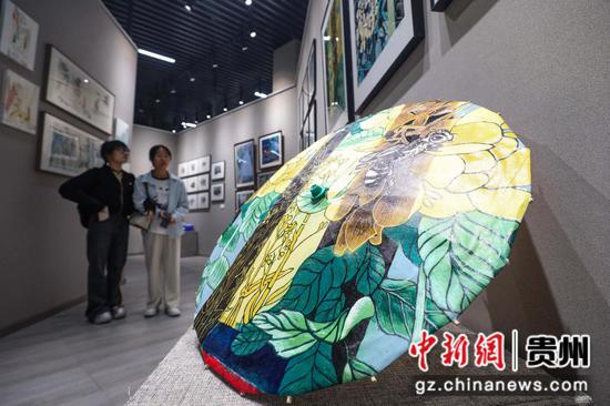 图为“笔墨绥阳”展区吸引参观者。 瞿宏伦 摄