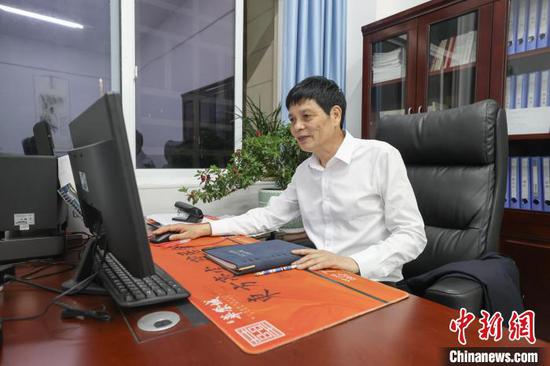 图为工作中的潘向明。 中新网记者瞿宏伦 摄 图为工作中的潘向明。 中新网记者瞿宏伦 摄