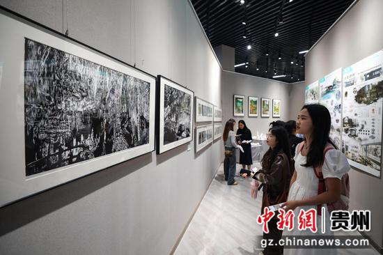 图为“笔墨绥阳”展区吸引参观者。 瞿宏伦 摄