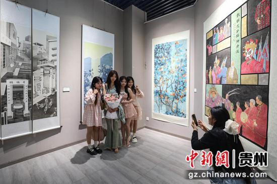 图为“笔墨绥阳”展区吸引参观者。 瞿宏伦 摄