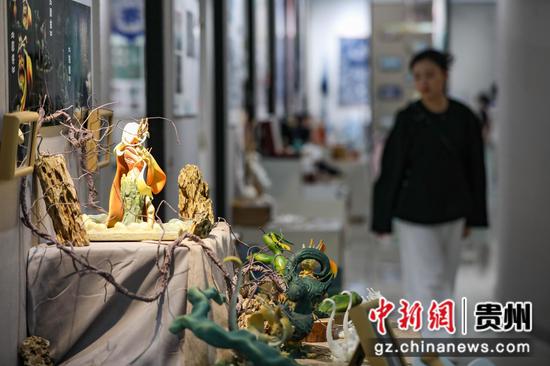 图为“创意绥阳”展区吸引参观者。 瞿宏伦 摄