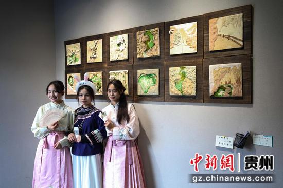 图为“笔墨绥阳”展区吸引参观者。 瞿宏伦 摄