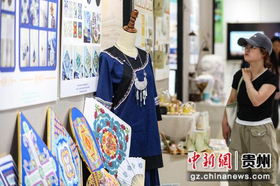 图为“创意绥阳”展区吸引参观者。 瞿宏伦 摄