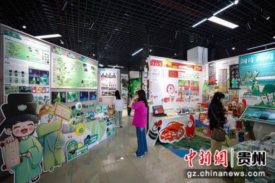 图为“创意绥阳”展区吸引参观者。 瞿宏伦 摄