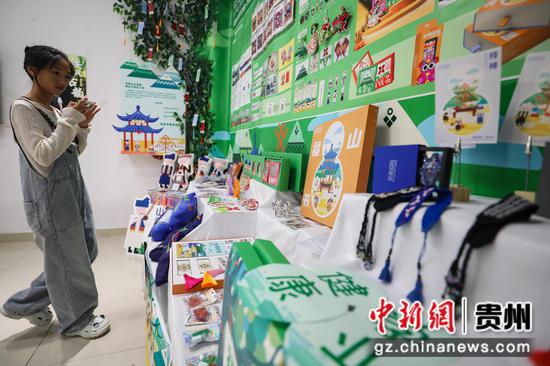 图为“创意绥阳”展区吸引参观者。 瞿宏伦 摄