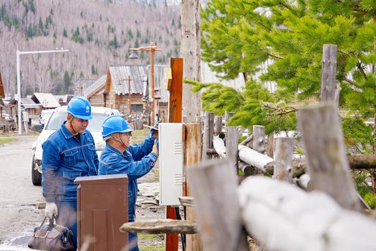 5月1日，張國華與同事檢查民宿電表箱。明庭俊杰 攝