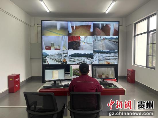 工作人员在中控室全方位查看仓储情况 工作人员在中控室全方位查看仓储情况