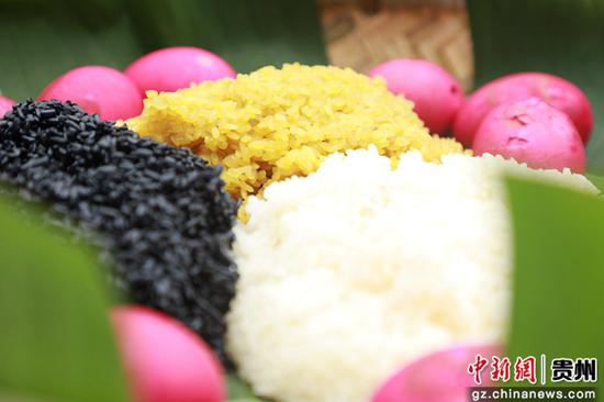 彩色糯米饭和红鸡蛋