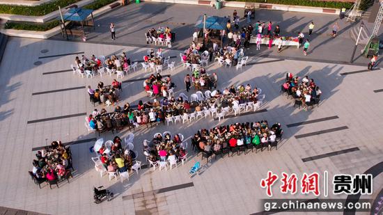 在百里杜鹃鹏程街道大水社区,游客在体验长桌宴。李光辉摄 在百里杜鹃鹏程街道大水社区,游客在体验长桌宴。李光辉摄