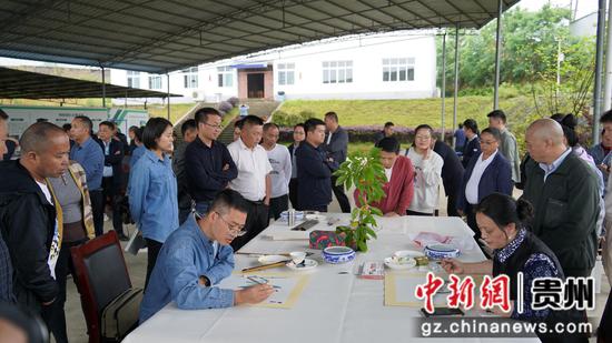省美协的老师们现场进行蚕桑绘画作品创作。李江富摄 省美协的老师们现场进行蚕桑绘画作品创作。李江富摄