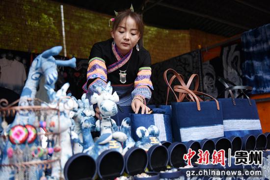 六盘水钟山区月照街道马坝村苗族同胞载歌载舞庆佳节。 六盘水钟山区月照街道马坝村苗族同胞载歌载舞庆佳节。
