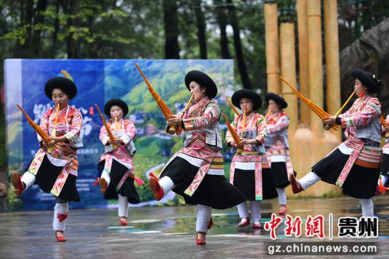 六盘水钟山区月照街道马坝村苗族同胞载歌载舞庆佳节 六盘水钟山区月照街道马坝村苗族同胞载歌载舞庆佳节