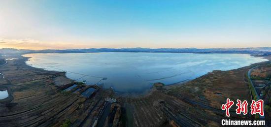 图为航拍贵州草海国家级自然保护区。唐哲摄 图为航拍贵州草海国家级自然保护区。唐哲摄