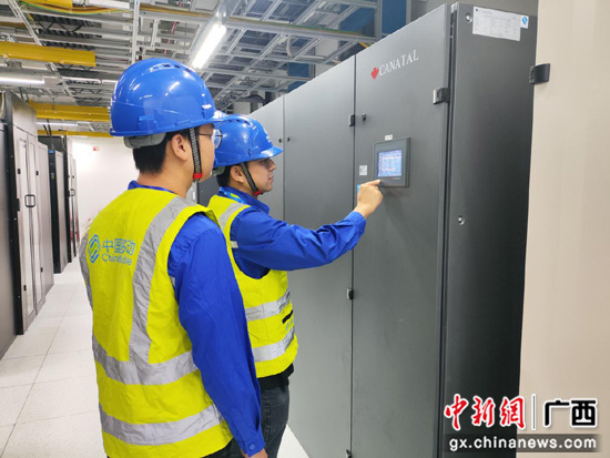 图为工作人员在操作机房远程控制系统。吴秀海 摄 图为工作人员在操作机房远程控制系统。吴秀海 摄