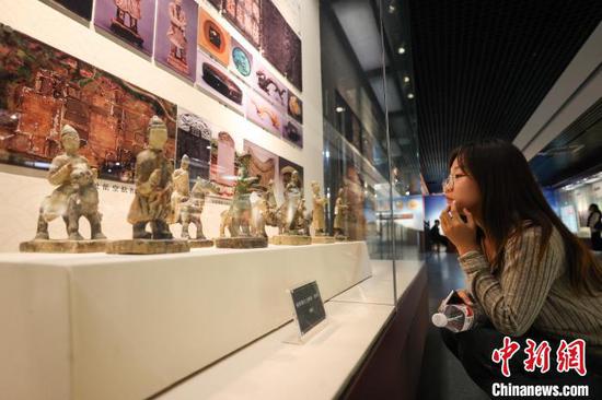 5月17日,参观者在观看播州杨氏土司考古成果展展出的明代陶俑(复制)。中新网记者 瞿宏伦 摄 5月17日,参观者在观看播州杨氏土司考古成果展展出的明代陶俑(复制)。中新网记者 瞿宏伦 摄