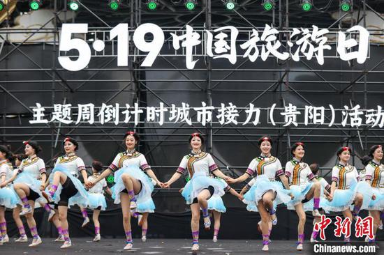 毕节市的舞蹈《阿西里西》表演。中新网记者 瞿宏伦 摄 毕节市的舞蹈《阿西里西》表演。中新网记者 瞿宏伦 摄