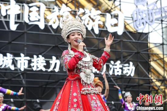 表演者杨一方在演唱《对歌对到日落坡》。中新网记者 瞿宏伦 摄 表演者杨一方在演唱《对歌对到日落坡》。中新网记者 瞿宏伦 摄