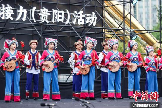 黔西南州的布依八音《卟嘿当》表演。 中新网记者 瞿宏伦 摄 黔西南州的布依八音《卟嘿当》表演。 中新网记者 瞿宏伦 摄