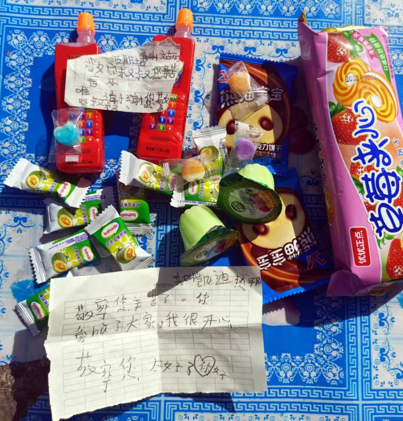 新疆小学生专程送叶城民警零食 还用拼音写下感谢纸条