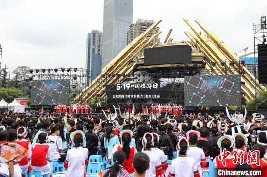民族演艺大联欢现场。中新网记者 瞿宏伦 摄 民族演艺大联欢现场。中新网记者 瞿宏伦 摄