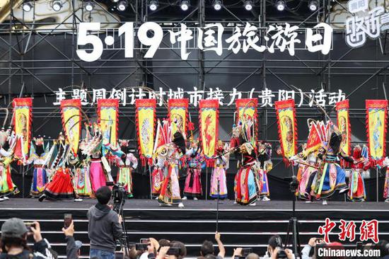 安顺市的地戏表演。中新网记者 瞿宏伦 摄 安顺市的地戏表演。中新网记者 瞿宏伦 摄