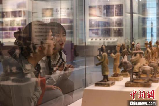 5月17日,参观者在观看播州杨氏土司考古成果展展出的明代陶俑(复制)。中新网记者 瞿宏伦 摄 5月17日,参观者在观看播州杨氏土司考古成果展展出的明代陶俑(复制)。中新网记者 瞿宏伦 摄