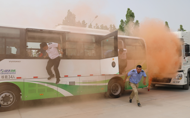 新能源车起火怎么办？新疆阿克苏举行火灾事故实战演练