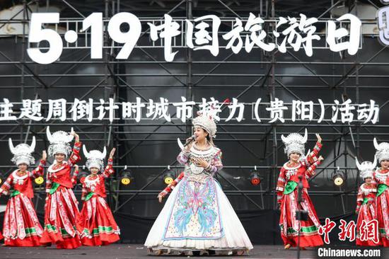 表演者阿幼朵在演唱《听说你要到贵州来》。中新网记者 瞿宏伦 摄 表演者阿幼朵在演唱《听说你要到贵州来》。中新网记者 瞿宏伦 摄
