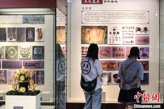 5月17日,参观者在播州杨氏土司考古成果展参观土司墓葬板块。中新网记者 瞿宏伦 摄 5月17日,参观者在播州杨氏土司考古成果展参观土司墓葬板块。中新网记者 瞿宏伦 摄