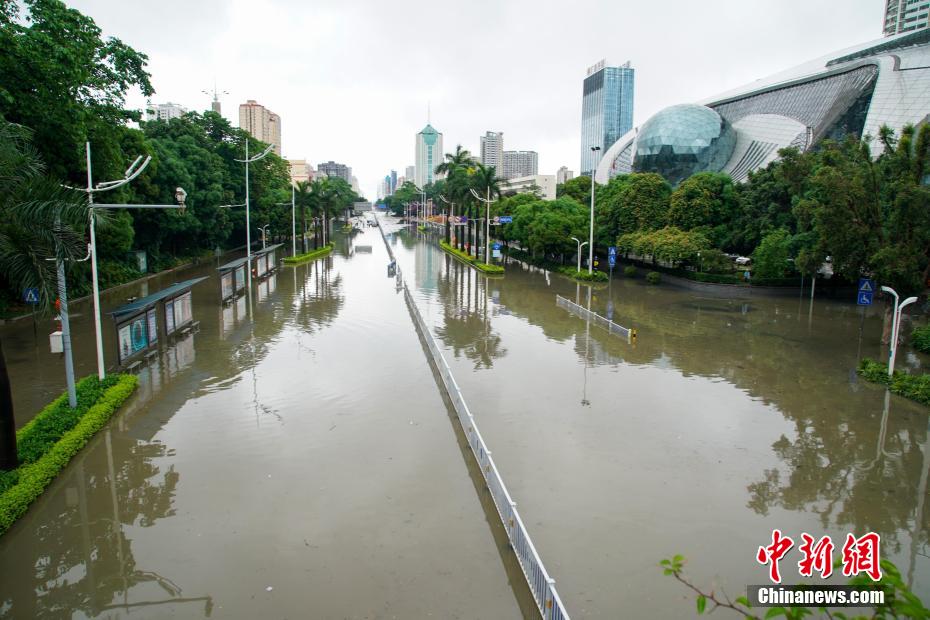 受暴雨天气影响 南宁城区积水主干道被淹