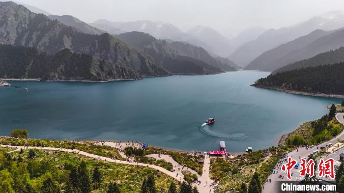 新疆天山天池：优美景色吸引众多游客观光