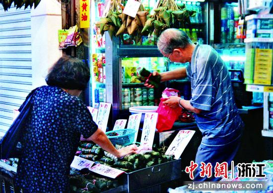 張杰在香港開了一家零售鋪，做著賣蟹、賣粽子、賣茶葉蛋等小本生意。   劉育平 攝