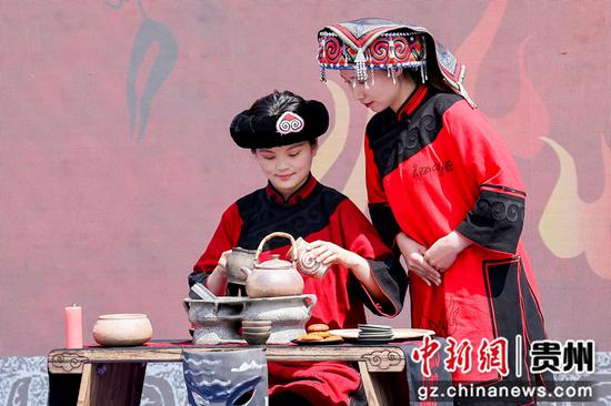 乌撒烤茶民俗茶艺表演《一罐烤千年》 乌撒烤茶民俗茶艺表演《一罐烤千年》