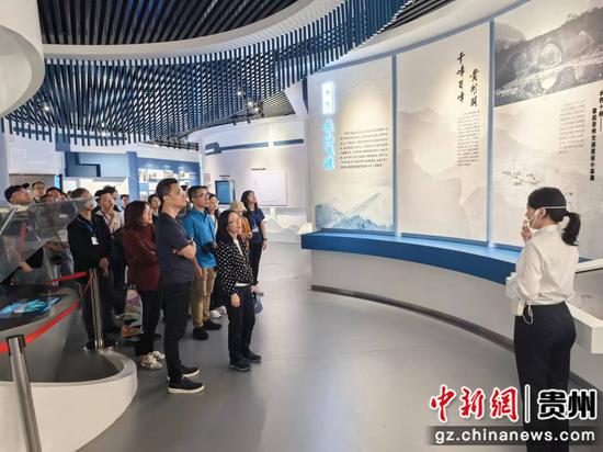 考察团一行参观天空之桥服务区桥梁科普馆。考察团供图