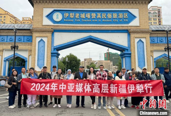 中亚媒体人参访新疆伊宁 感受百年老街喀赞其新貌
