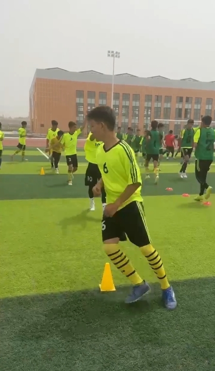 新疆教练感慨校园足球变化：从没人踢到争着踢