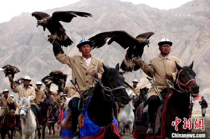 新疆七旬驯鹰人培养300余名传承人