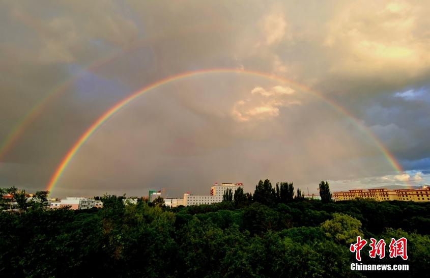 新疆塔城：雨后现“双彩虹”景观 横跨天际唯美浪漫