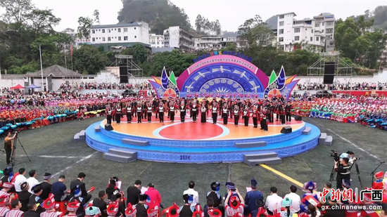东山乡干部群众参加全县“三月三”活动演出 东山乡干部群众参加全县“三月三”活动演出