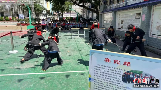 东山中心小学瑶族文化传承班学生在赛陀螺 东山中心小学瑶族文化传承班学生在赛陀螺
