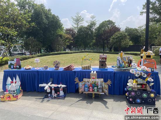 图为变废为宝手工作品。林馨 摄