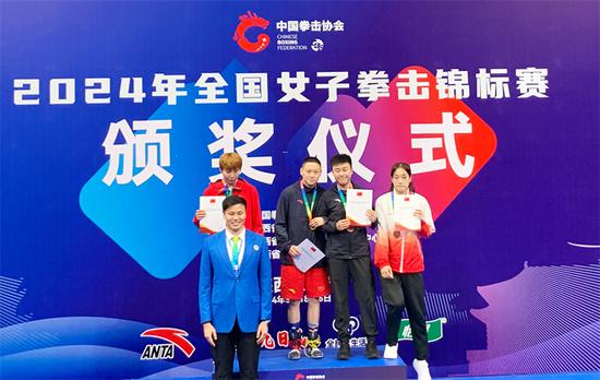 杨成宇(左二)获63kg级金牌 杨成宇(左二)获63kg级金牌