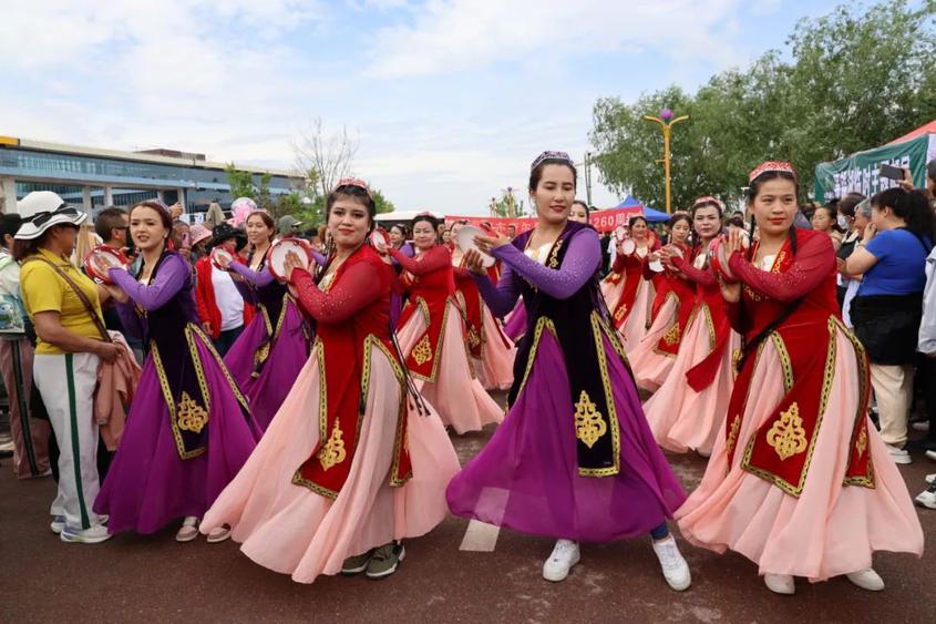 巡游隊伍中，身著各民族傳統(tǒng)服飾的青年男女及小朋友，跳著歡快的貝倫舞、黑走馬，充分展現(xiàn)出各民族獨特的文化魅力，各族干部群眾共同為巡游活動增色添彩。