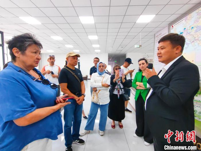 中亚媒体人参访新疆霍尔果斯感受发展变化