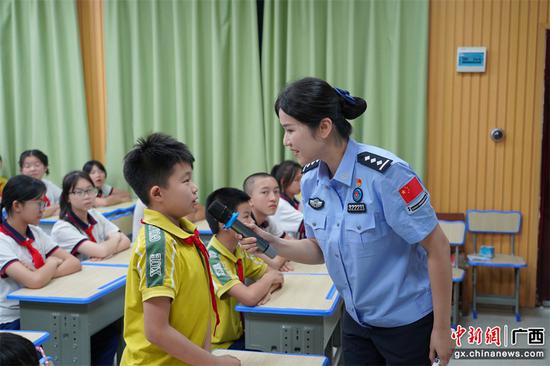 与学生互动 摄影：熊鑫