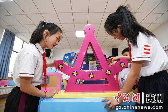 5月28日，贵阳市南明区花果园第三小学的同学们正在校园科技馆内体验“发电锚”。