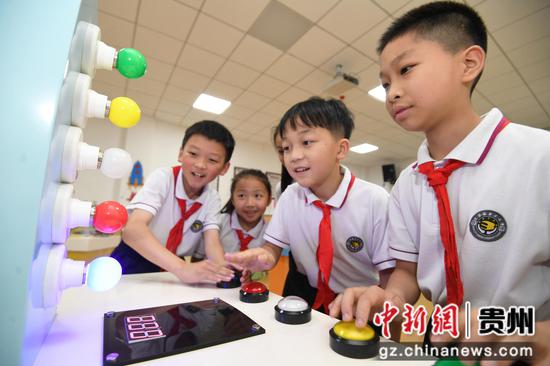 5月28日，贵阳市南明区花果园第三小学的同学们正在校园科技馆内体验“时间反应测试”。